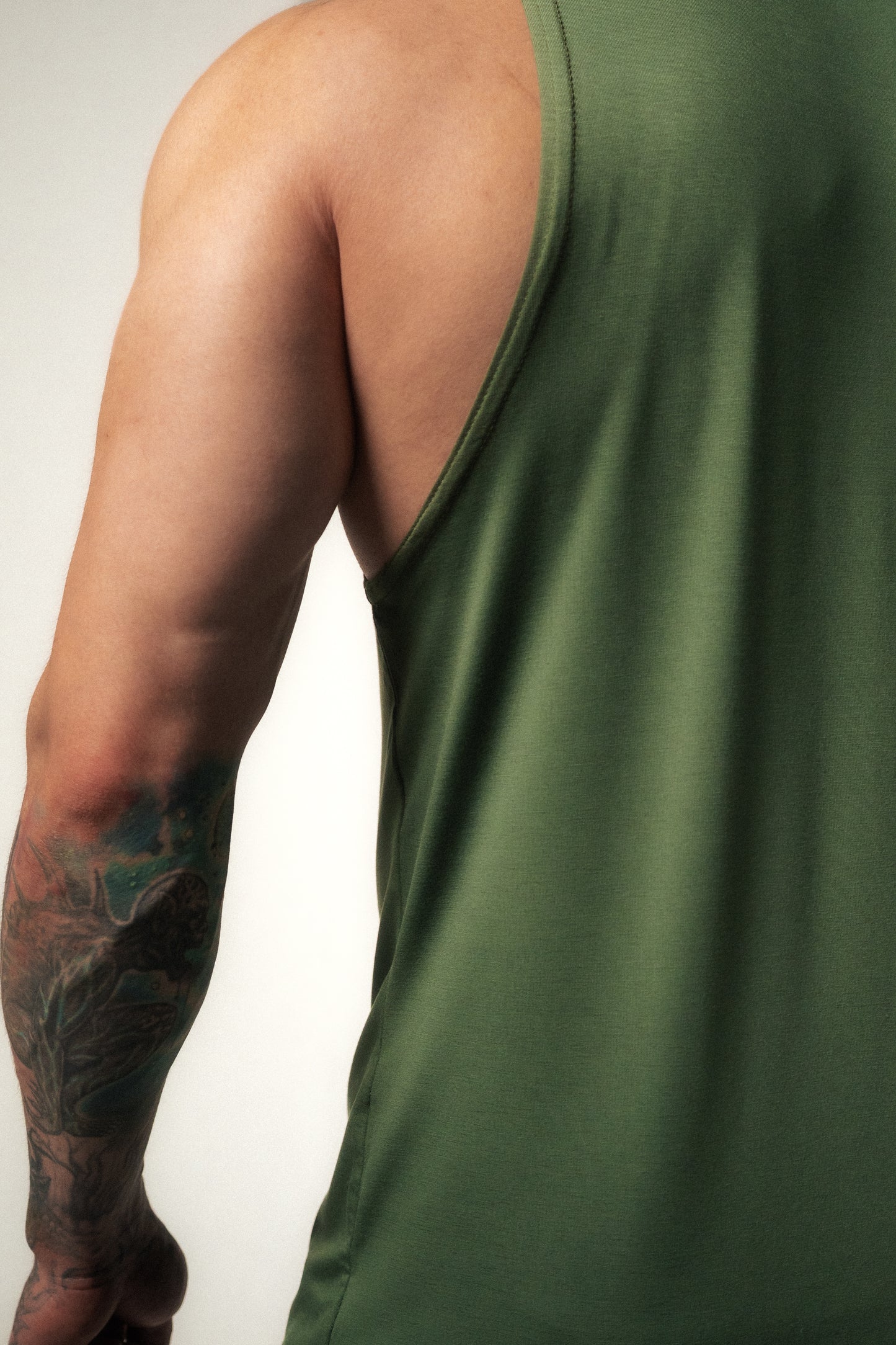 ECHO – Muscle Tank-Verde Olivo